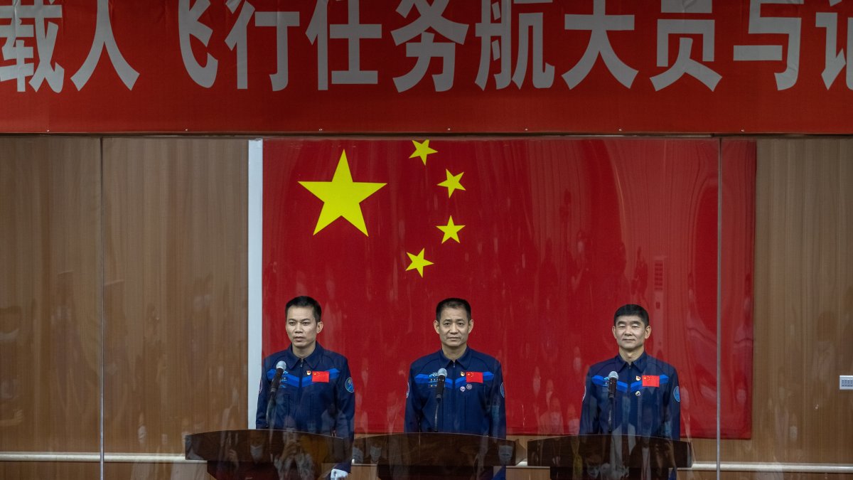 Los astronautas chinos Tang Hongbo, Nie Haisheng y Liu Boming en una conferencia de prensa hoy miércoles. EFE /ROMAN PILIPEY