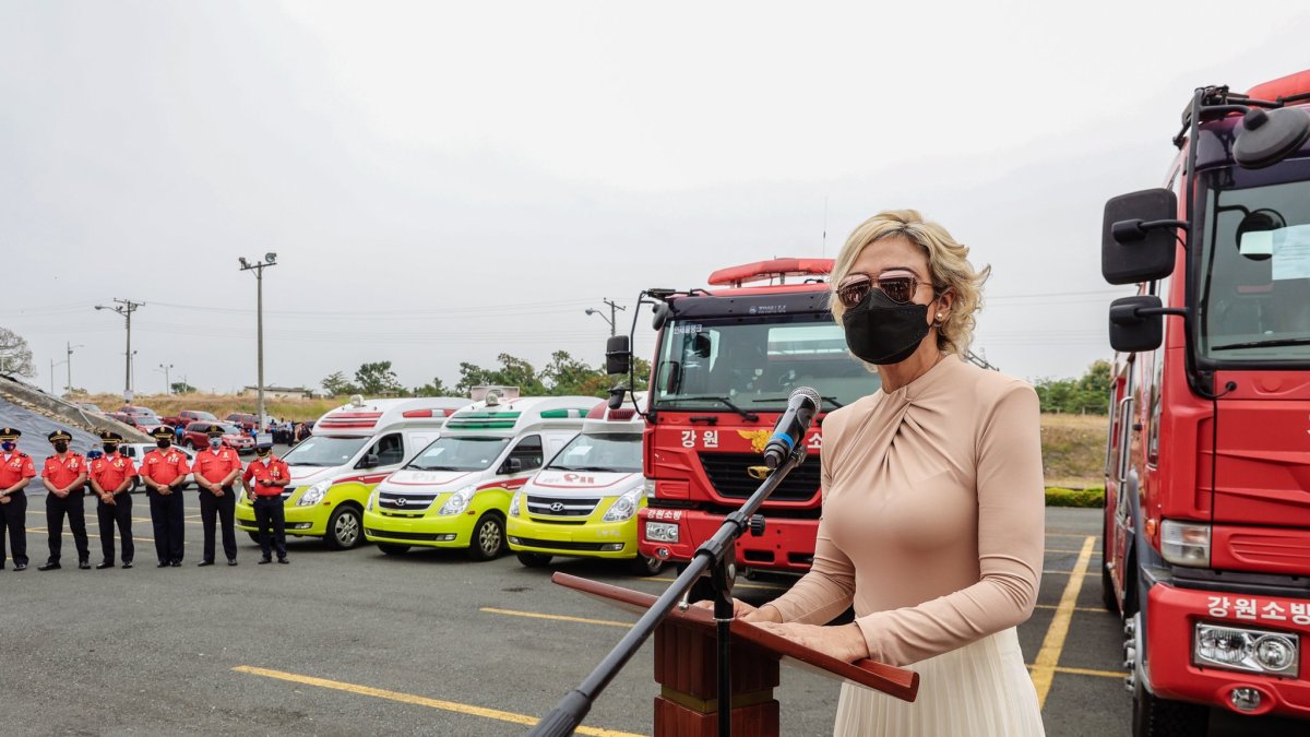 Previo al acto, llevado a cabo en el Municipio, Viteri participó de un acto en el que entregó dos camiones de combate contra incendios a los Bomberos.