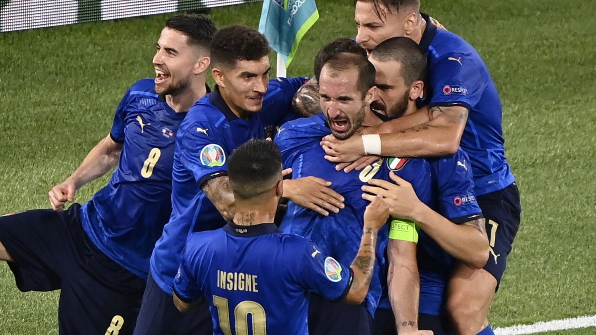 Los jugadores de Italia derrotaron sin problemas a Suiza y están en los octavos de la Euro.