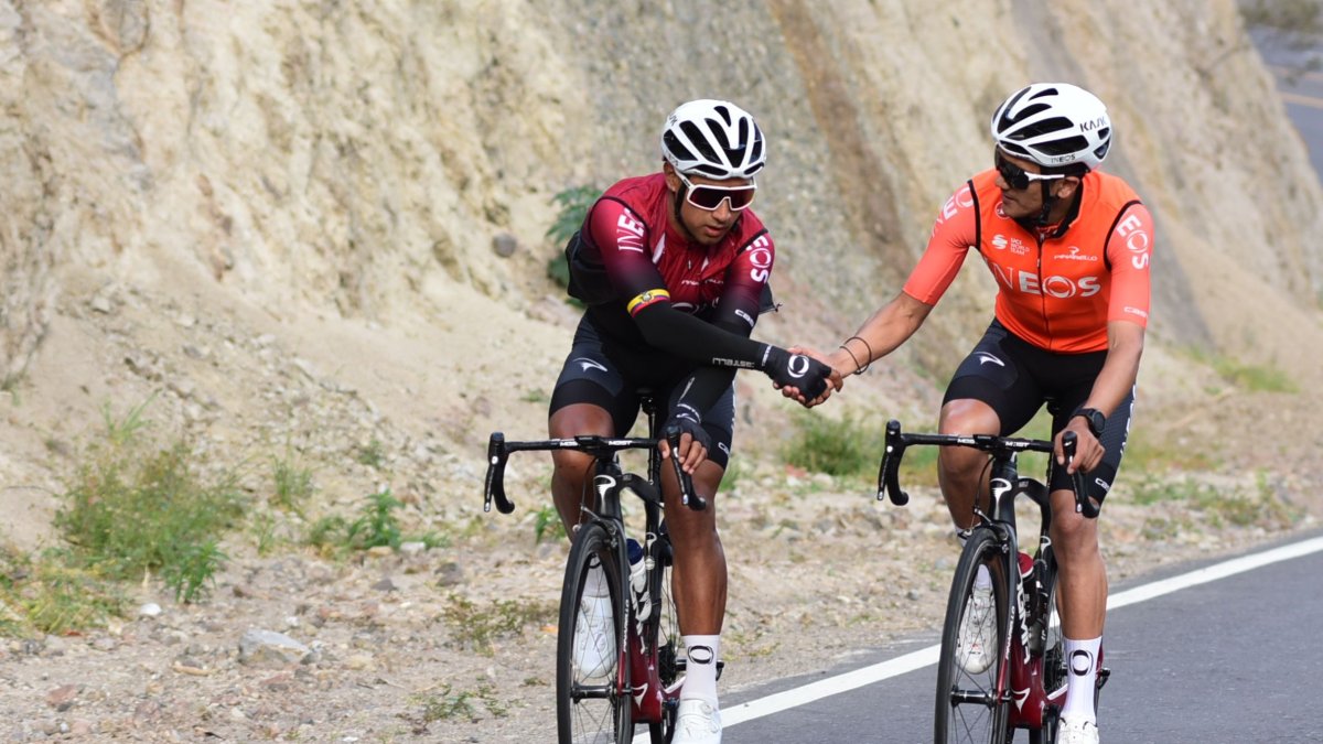 Jhonatan Narváez (i) y Richard Carapaz durante un entrenamiento en las carreteras ecuatorianas, antes de la temporada 2021