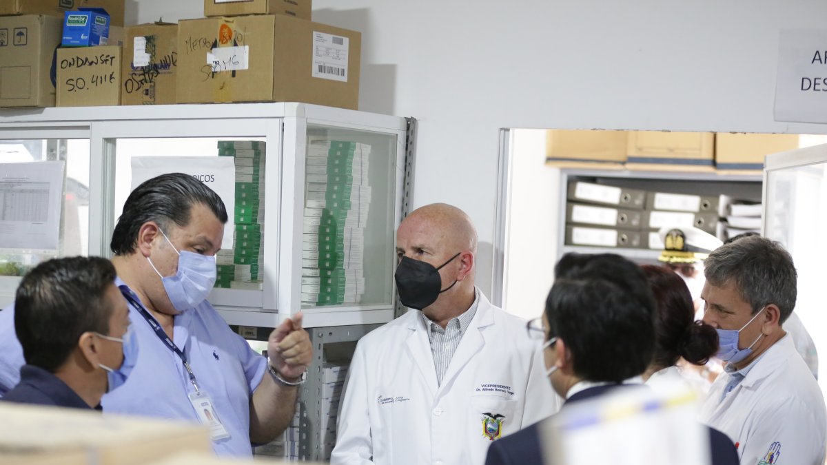 El vicepresidente Alfredo Borrero verificó el stock de medicinas en hospitales en Manabí.