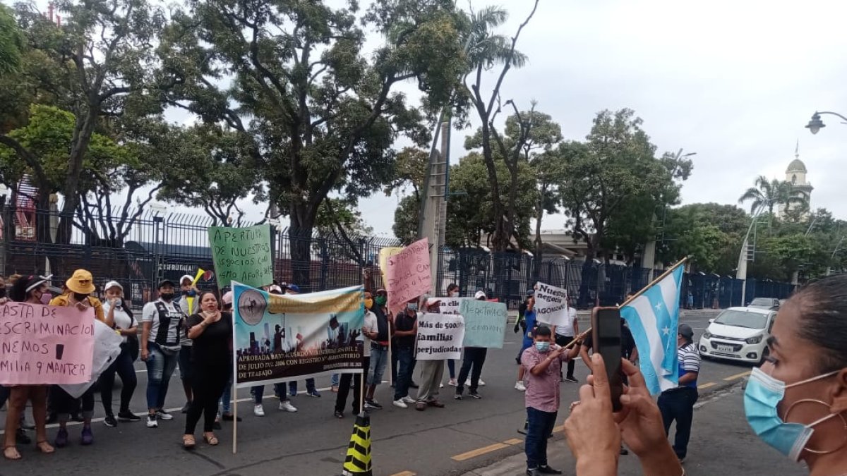 En la mañana de este jeves 17 de junio los dueños de los night club hicieron un plantón al pie de la Perla y de la Gobernación, piden que los dejen trabajar.