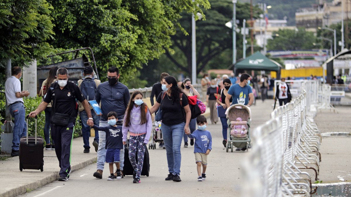 Varias personas cruzan el puente internacional Simón Bolívar desde Venezuela hacía Colombia, gracias a la apertura de un corredor humanitario, el 2 de junio de 2021, en Cúcuta (Colombia).