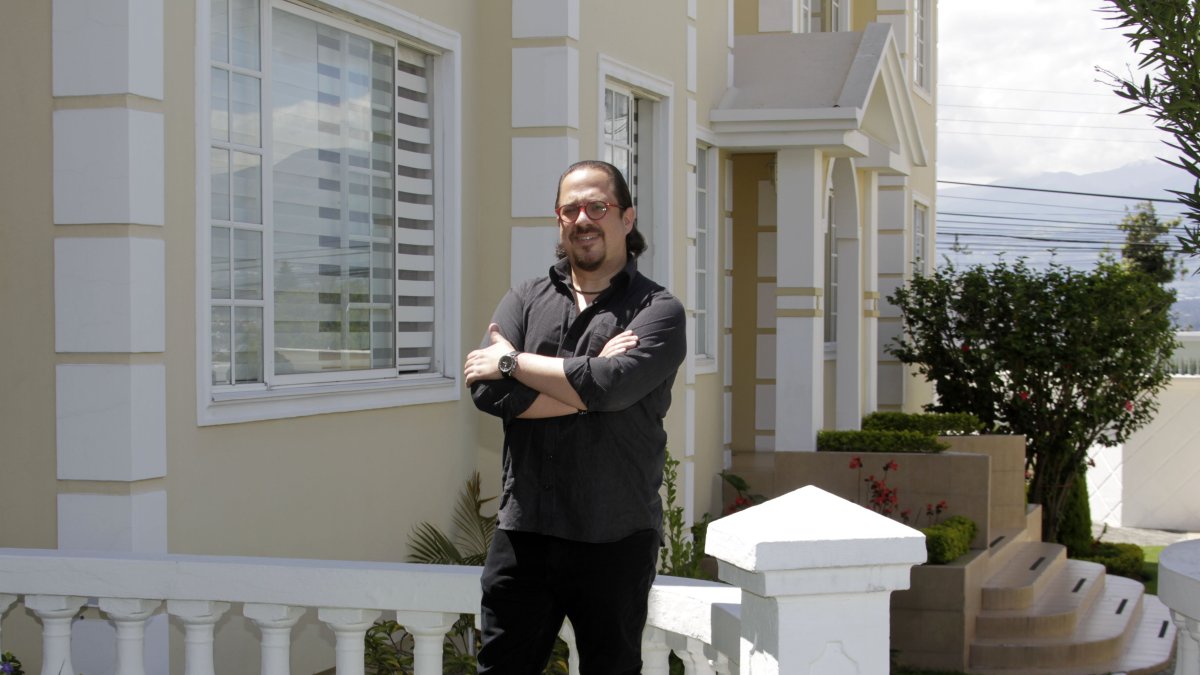 Aún vive su duelo, pero sin ser prisionero de la tristeza; el buen humor y la escritura actúan como purga mental.   