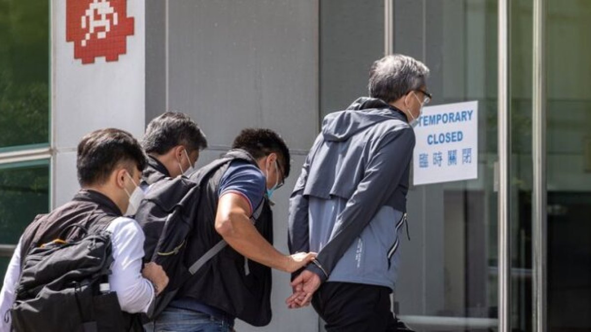 Los directivos del diario más popular de Hong kong al momento de ser arrestados