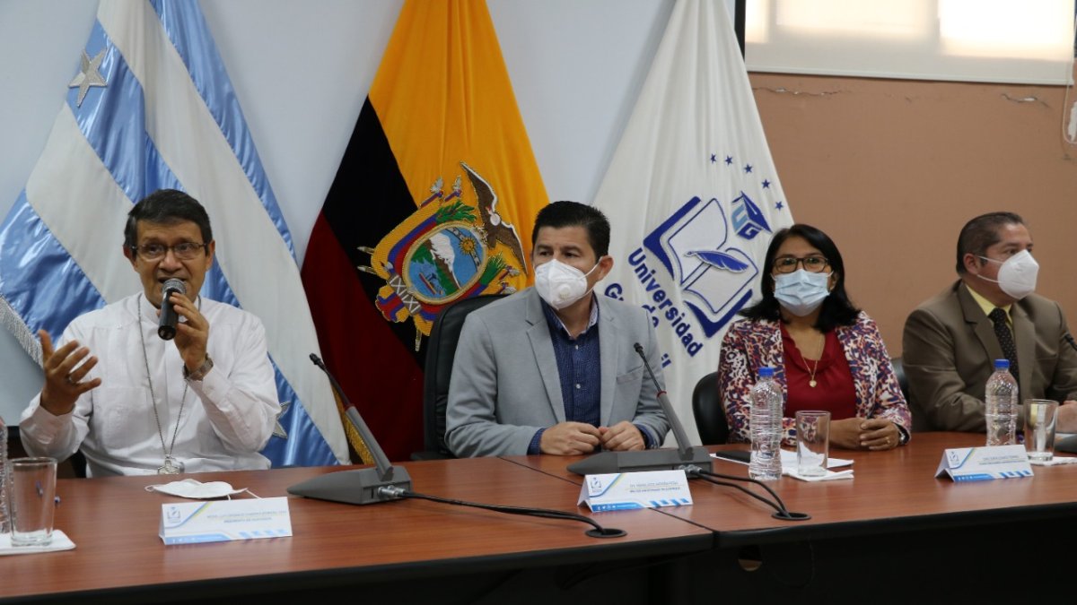 Monseñor Luis Cabrera, arzobispo de Guayaquil; Francisco Morán, rector del alma máter, durante el evento.