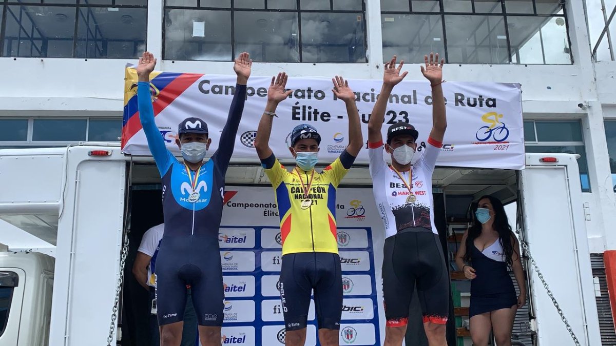Jorge Montenegro (c) con la camiseta tricolor como campeón nacional de contrarreloj. Le escoltaron Segundo Navarrete (i) y Sebastián Novoa (d).