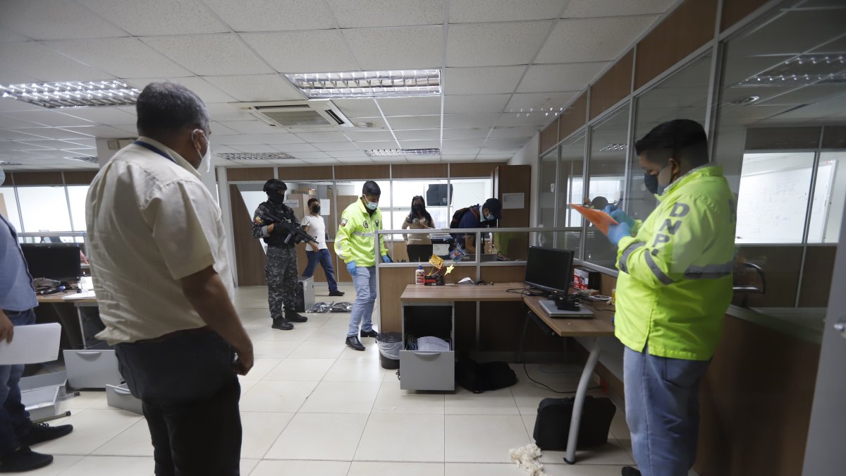 Agentes de la Policía analizaron cada uno de los equipos y documentación de la Sala de Sorteos de la Corte, donde se desplegó el operativo.