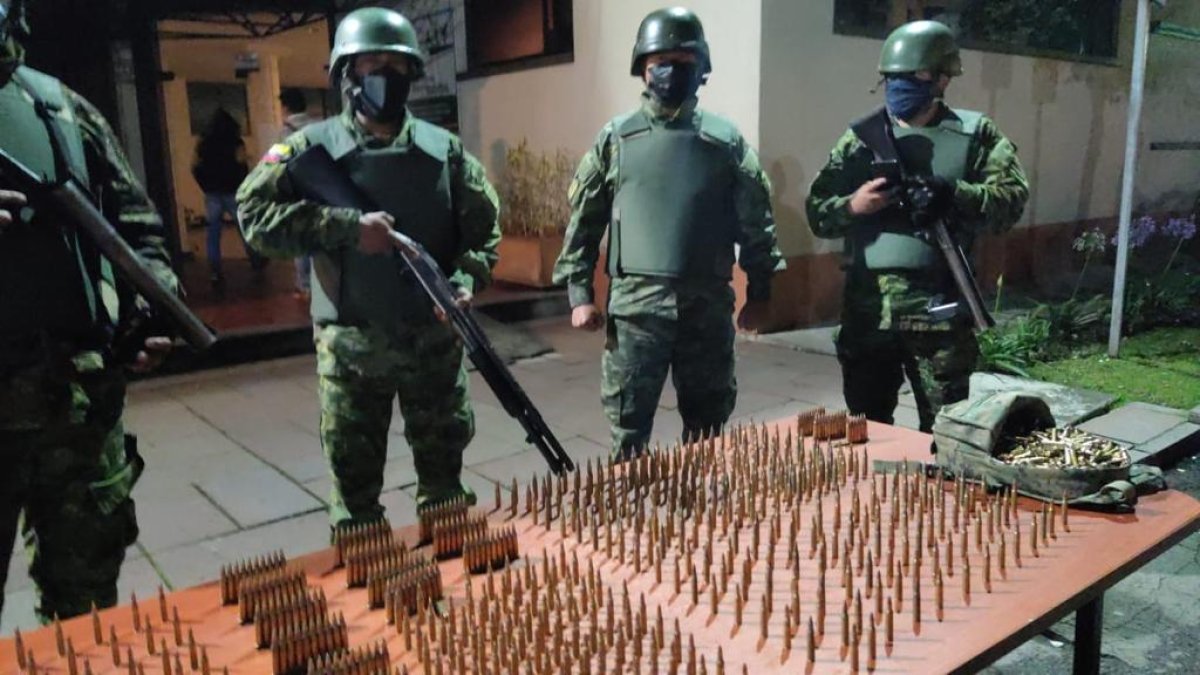 Evidencias. Los militares exhibieron los pertrechos decomisados durante la operación militar.