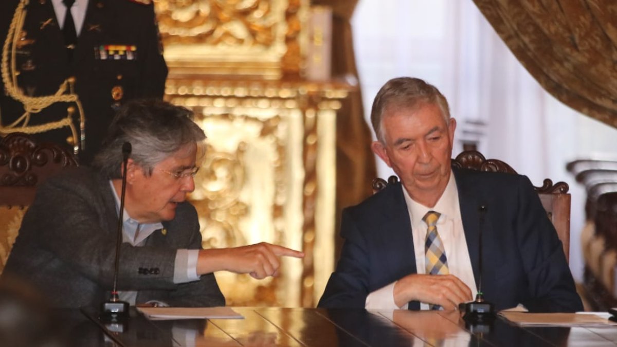 El presidente Guillermo Lasso y el secretario Alejandro Ribadeneira hicieron la presentación de la propuesta.