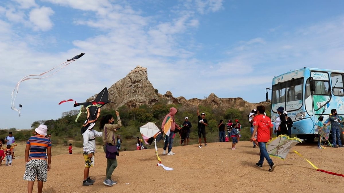 Campo Alegre. Al pie de las faldas del cerro que rodea a esta localidad, decenas de niños jugaron con sus cometas, desde las 10:00, el sábado y el domingo.