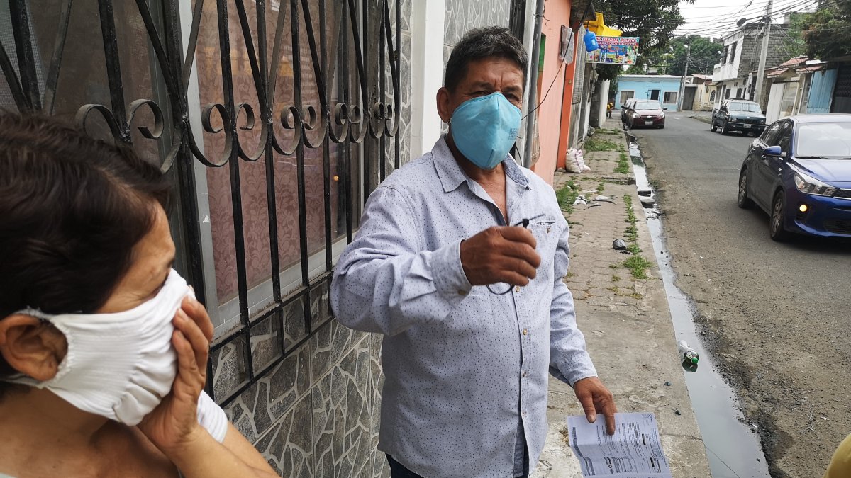Insalubridad. En los vecindarios donde no hay alcantarillado sanitario, el agua con los desechos residuales corre por las calles, generando mal olor a tal punto que es necesario taparse la nariz.