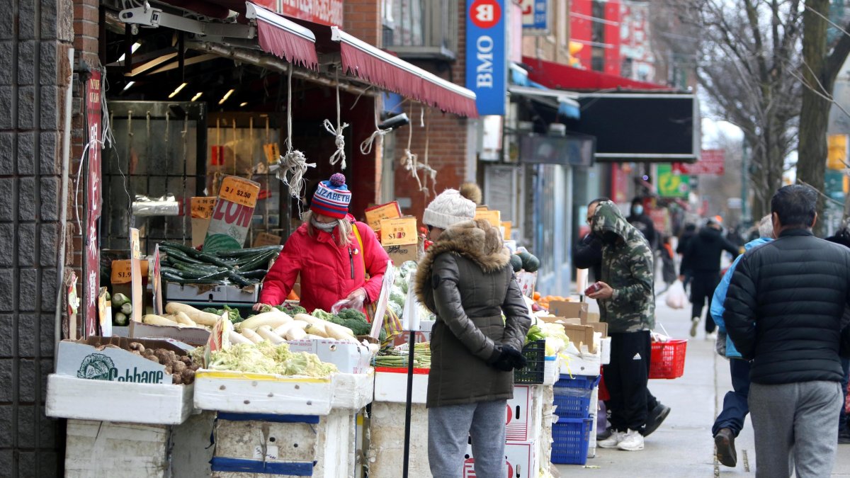 Canadá se ha convertido en el país industrializado con una mayor proporción de la población con una dosis de la vacuna. Y Estados Unidos es en la actualidad el país decimonoveno en población totalmente inmunizada, con un 44,18 % del total.