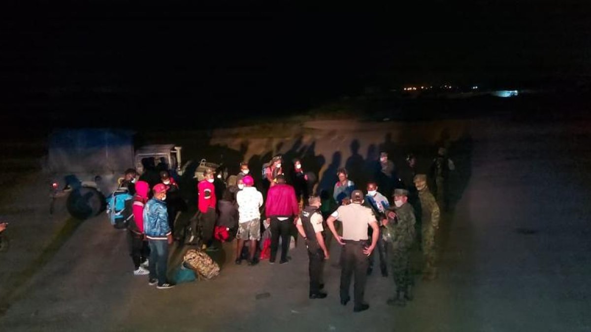 Ingreso. Un grupo de ciudadanos haitianos fue entregado a las autoridades de Migración por no tener documentos en regla para ingresar al país.