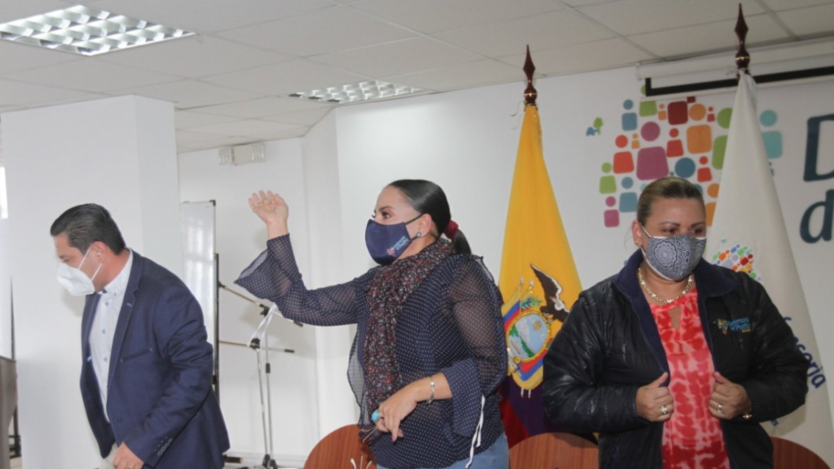 Anuncio. Zaida Rovira denunció la emisión de una ilegal resolución.