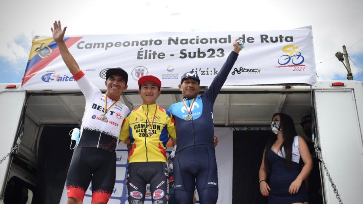 Chalequito Cepeda (c) ganó la prueba escoltado por Byron Guamá y Segundo Navarrete.