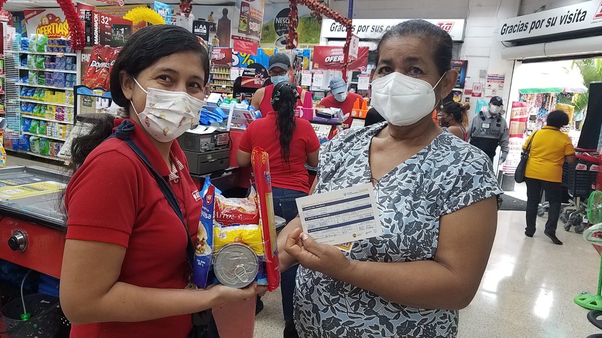 Rosa Valverde recibe un kit de productos de TÍA como premio por haberse vacunado.