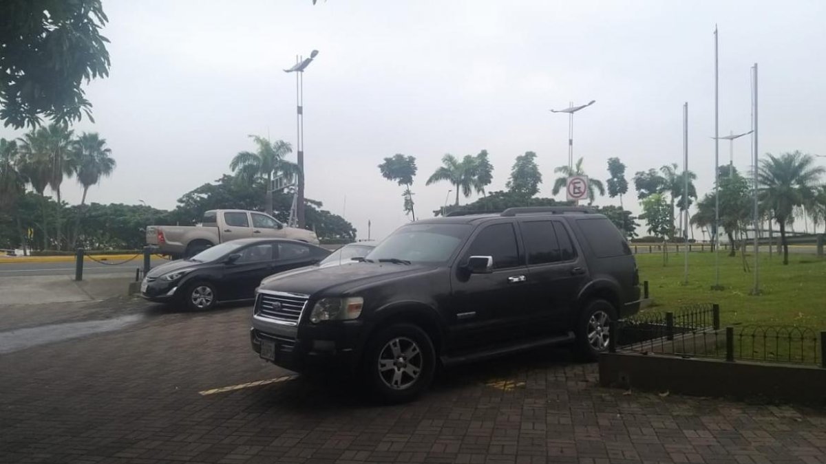 El Ford involucrado en el delito llegó con los antisociales hasta la entrada de una urbanización de Samborondón.