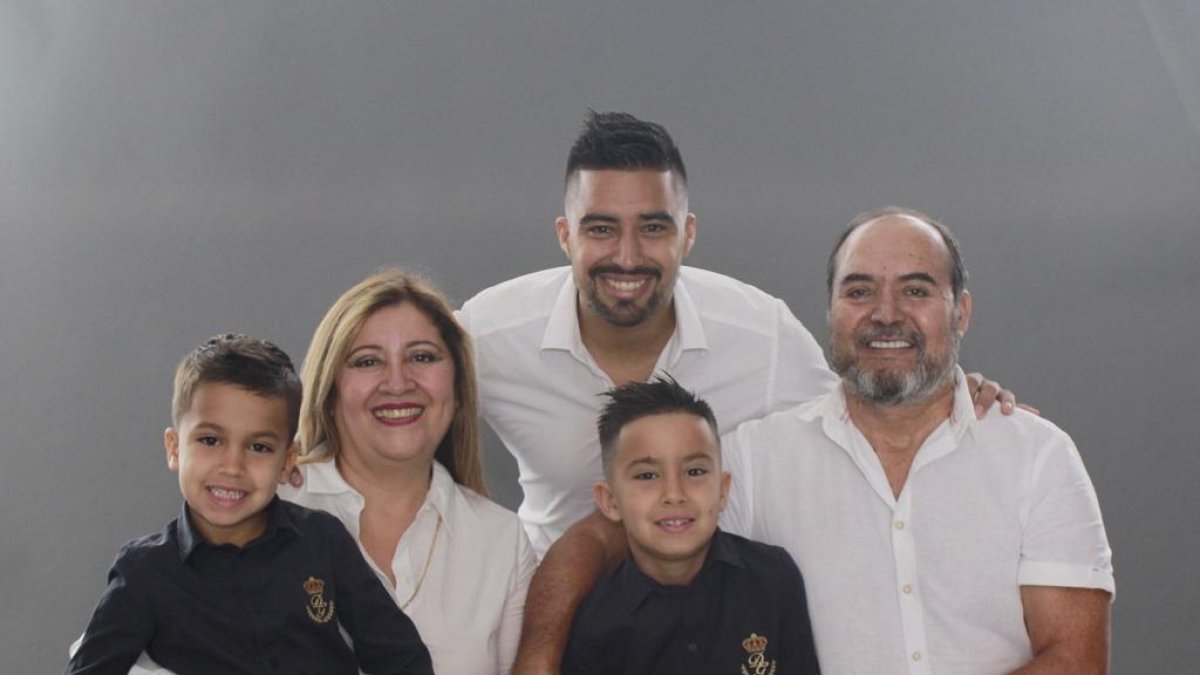 Familia. Christopher y Lucas, hijos de Cristhian; Sonia Tello y Fernando Noboa, padre del futbolista.