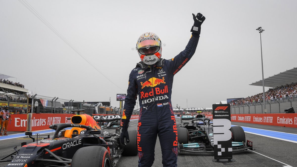 Verstappen celebra tras firmar la quinta 'pole' de su carrera en F1 luego de dominar la sesión de calificación de Gran Premio de Francia