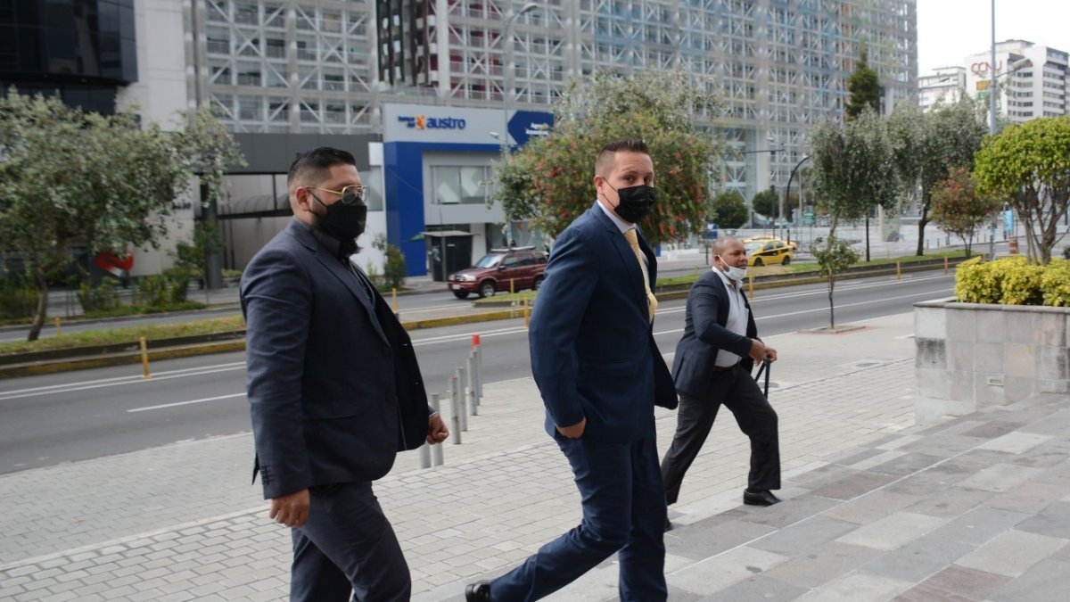 El abogado Cristian Romero, que forma parte del equipo que defiende a Bucaram, a su llegada al Complejo Judicial.