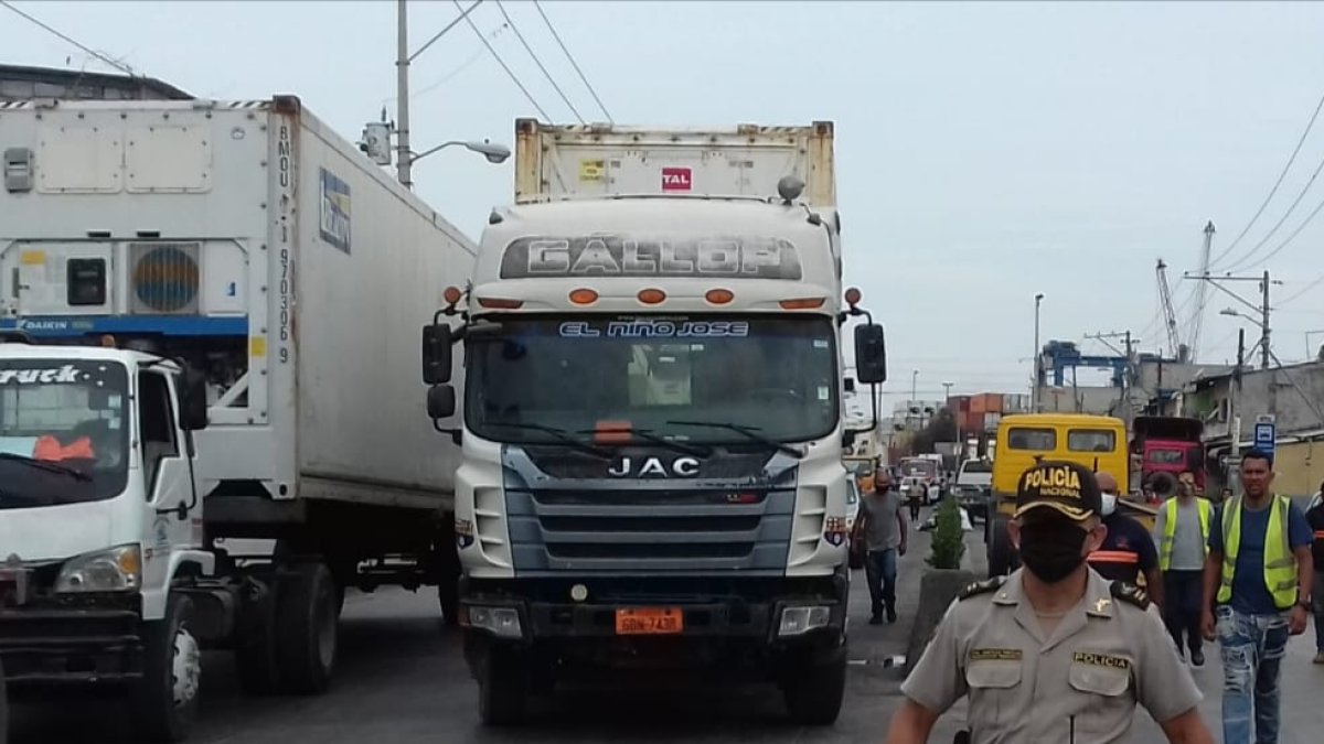 Los conductores de trailers hicieron un plantón en Trinipuerto, después de que uno de sus compañeros de trabajo fue herido por una bala, en un intento de asalto.