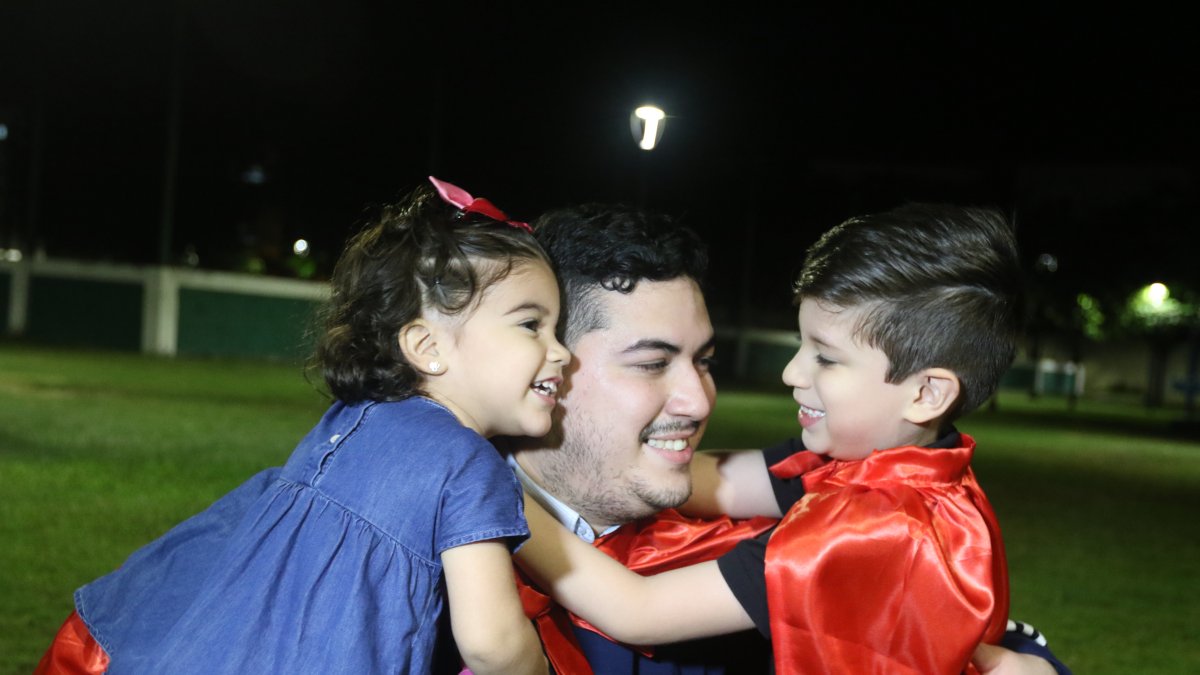 Diversión. Christian Cabello juega con sus hijos a ser súper héroe, él también se pone su capa. .