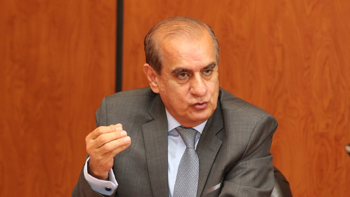 Gobernador de la provincia del Guayas desde el pasado 26 de mayo. Es abogado. Fue asambleísta nacional, diputado provincial y asesor externo del Banco Central del Ecuador.