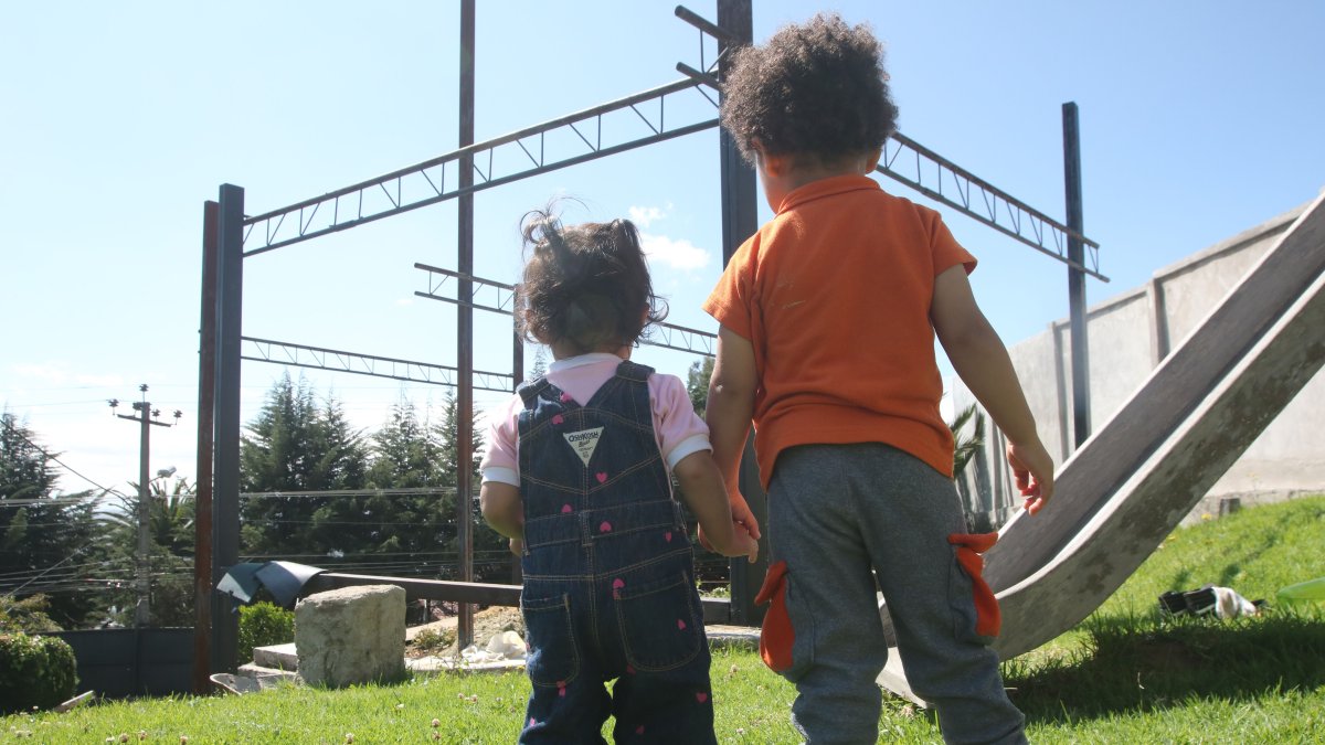 Carcelén. Una adolescente juega con su hija en Casa Elizabeth. Allí reciben apoyo para afrontar la maternidad y continuar con sus estudios.)