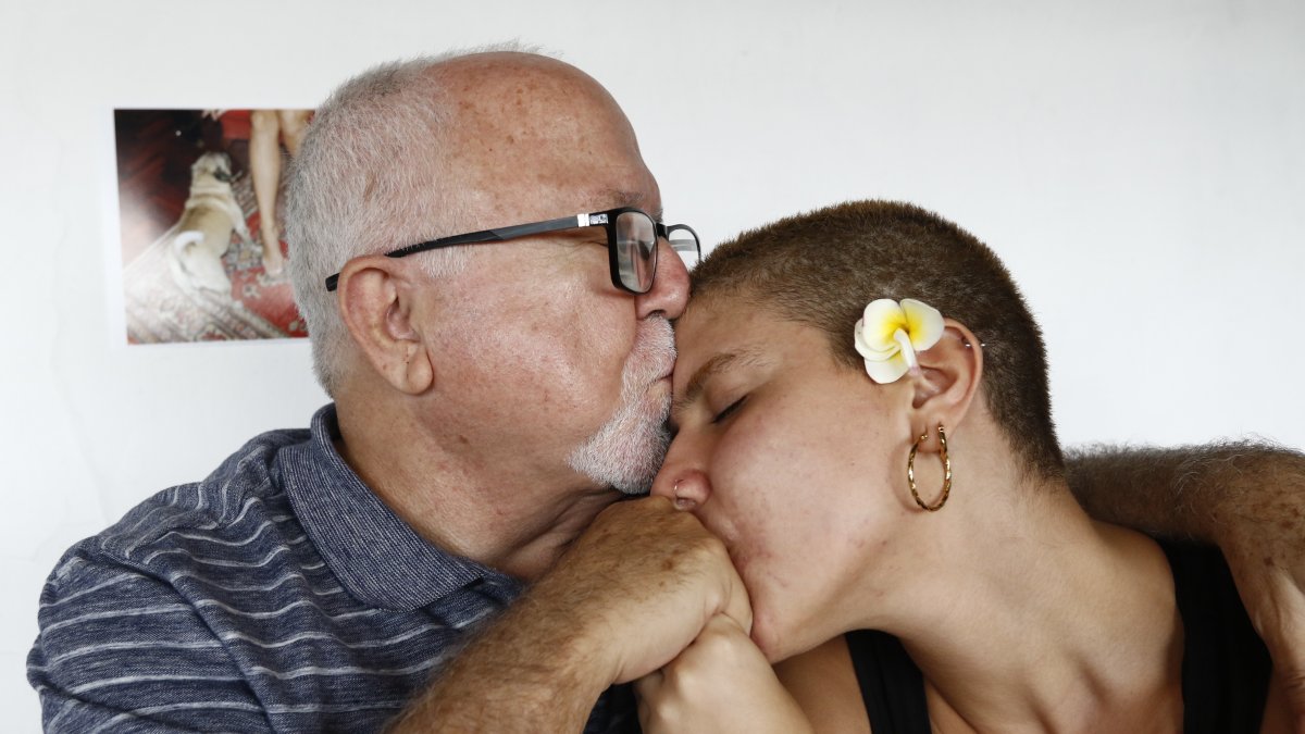 Padre e hija no viven juntos, pero se ven seguido para tomar café o salir a comer.