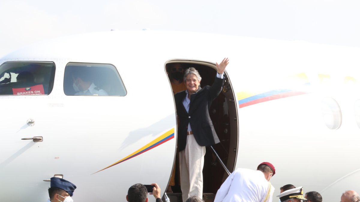 El presidente Guillermo Lasso partió desde Guayaquil a Miami, el domingo pasado, para someterse a la operación.