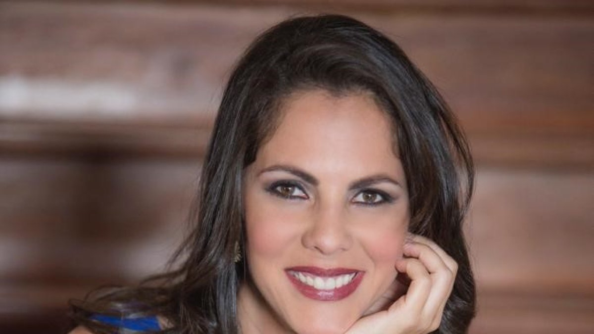 Verónica Coello, . Es licenciada en Comunicación Social y máster en Comunicación e Identidad Corporativa de la Universidad de la Rioja, en España.