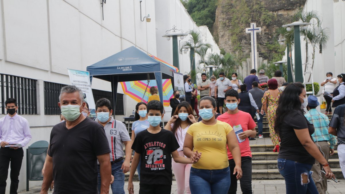 Cementerios. La pandemia de la COVID-19 durmió en la muerte a muchos padres, que ayer fueron visitados en sus tumbas.