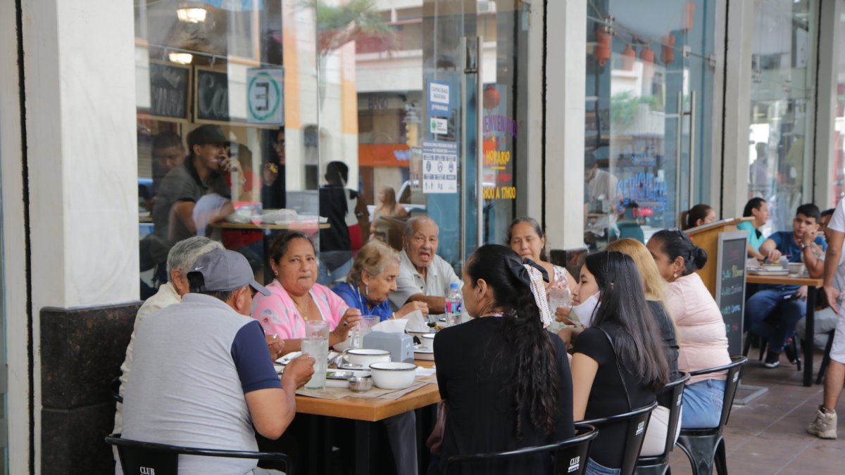 En Ecuador, durante el Día del Padre, los restaurantes estuvieron llenos hasta el aforo permitido por la pandemia de la COVID-19.