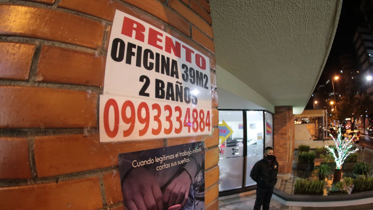 Avisos. Carteles de arriendo de oficina se puede ver en edificios del centro-norte de Quito. La oferta es amplia en este sector de la capital.