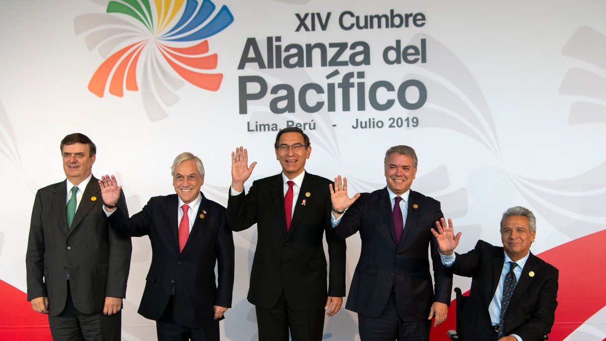 Mandatarios de la región posan para los fotógrafos durante la Cumbre de la Alianza del Pacífico, en Lima el 6 de julio de 2019.