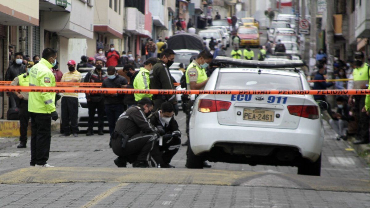 Diligencias. El domingo 13, peritos de Criminalística llegaron al sur de Quito. Ahí dos policías recibieron disparos mientras estaban en la patrulla.