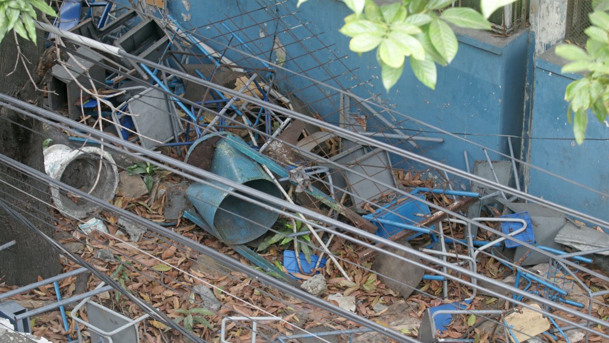 Bancas viejas arrumadas, hojas secas, césped alto y desechos: ese es el panorama del colegio Provincia de Chimborazo, ubicado en el sur de la ciudad.