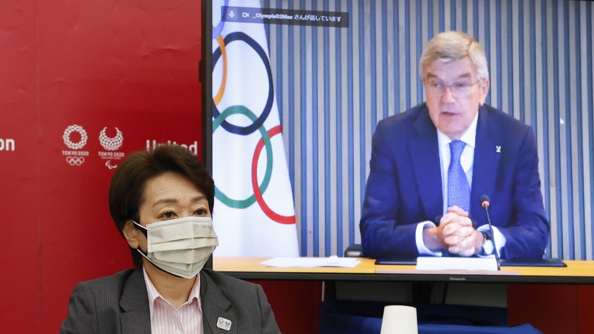 La presidenta del comité organizador de los JJ.OO. Tokio 2020, Seiko Hashimoto (izquierda) y el presidente del COI, Thomas Bach (en pantalla).