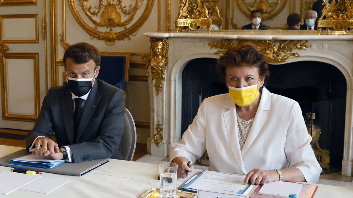 Emmanuel Macron (izq.), junto a la ministra de Cultura francesa, Roselyne Bachelot (der.), durante una reunión con propietarios de clubes nocturnos.