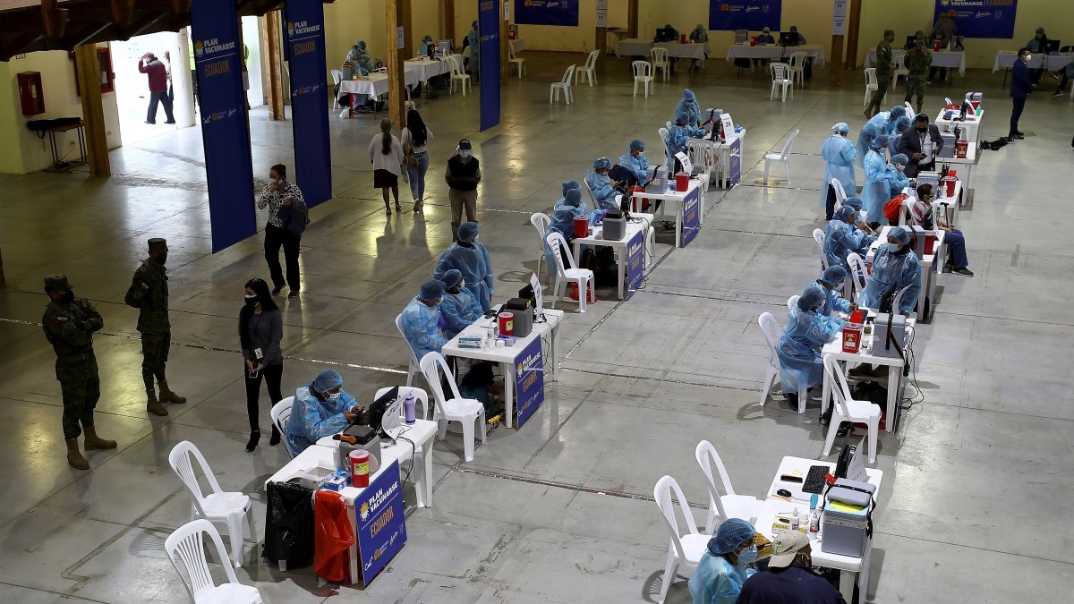 Vista general de una jornada de vacunación contra la covid-19 para personas con discapacidad y adultos mayores en el Centro de Exposiciones en Quito (Ecuador).