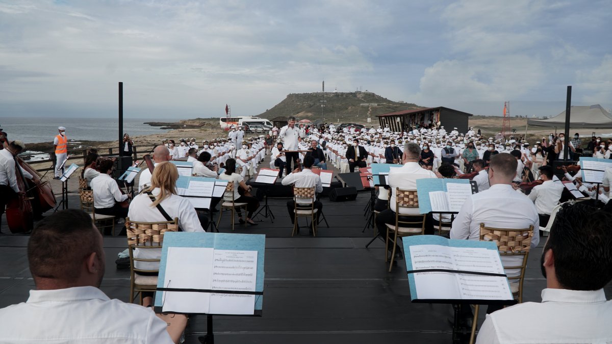 El maestro David Harutyunyan junto a la Filarmónica, en La Chocolatera. Allí arrancaron los conciertos itinerantes.