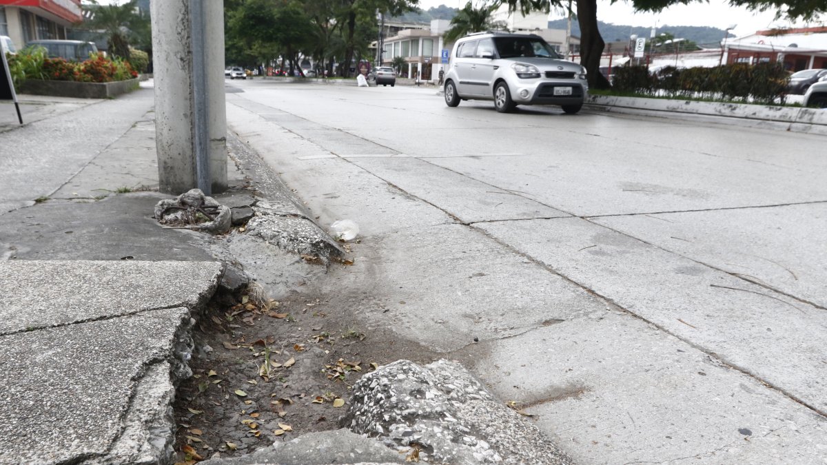 Las Monjas. Uno de los daños en la vía que EXPRESO publicó.