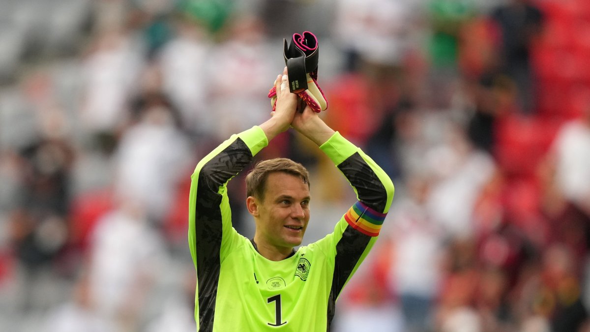 El portero Manuel Neuer de Alemania reacciona después de la ronda preliminar del grupo.