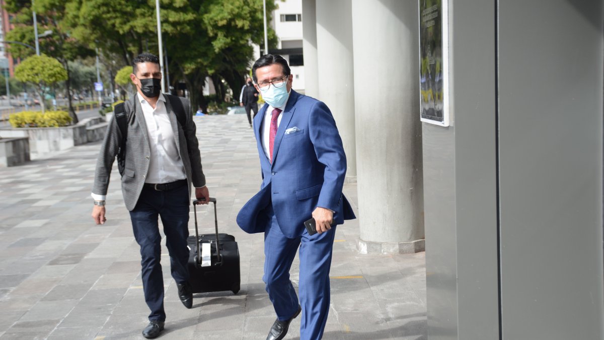 El abogado José Moreno, uno de los defensores de Bucaram, previo a la instalación de la audiencia de evaluación y preparatoria de juicio.