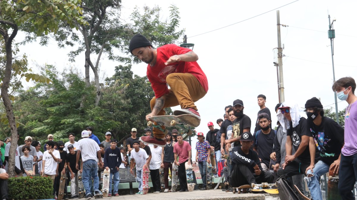 Saltos. Tras la marcha, los skaters se instalaron en el parque de la ciudadela Bolivariana, para brincar entre las gradas.