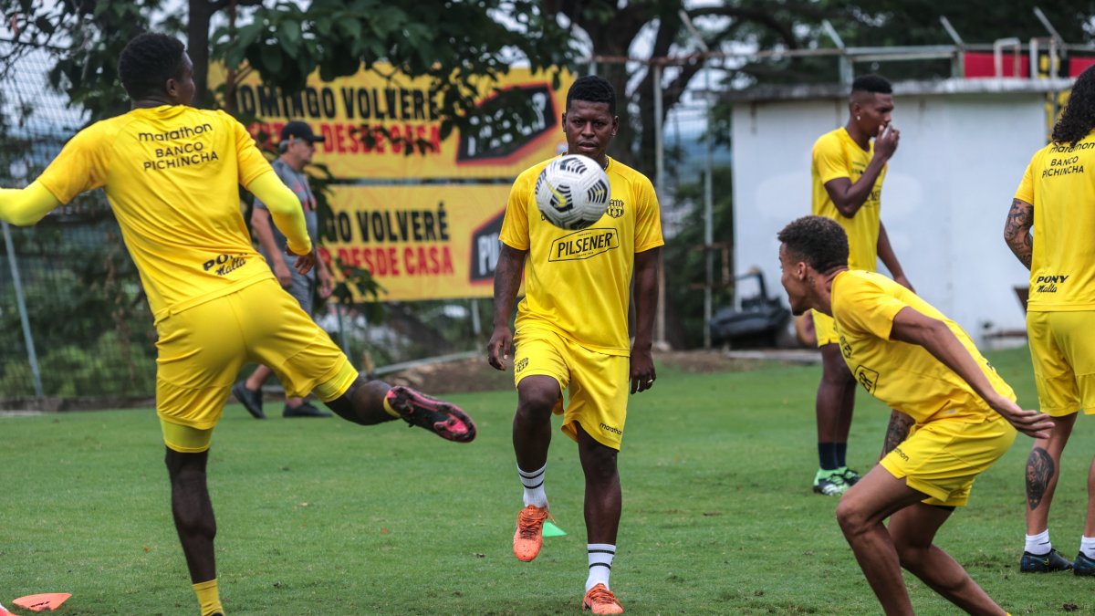 Alternativa. Gabriel Cortez (c), mediocampista amarillo, tendría la oportunidad de jugar desde el inicio debido a la ausencia de Damián Díaz, que está en la Tricolor.