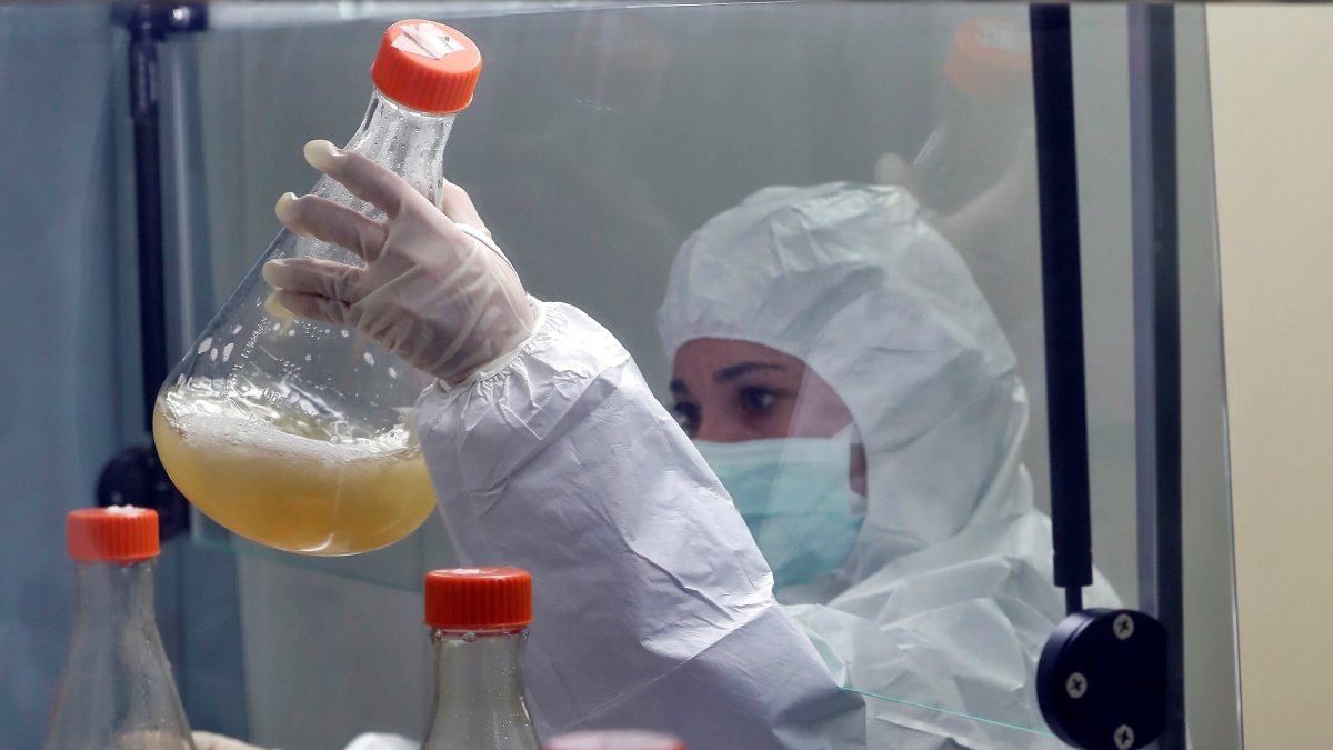 En la imagen un trabajador en un laboratorio continúa con la elaboración de los candidatos vacunales cubanos en La Habana (Cuba).