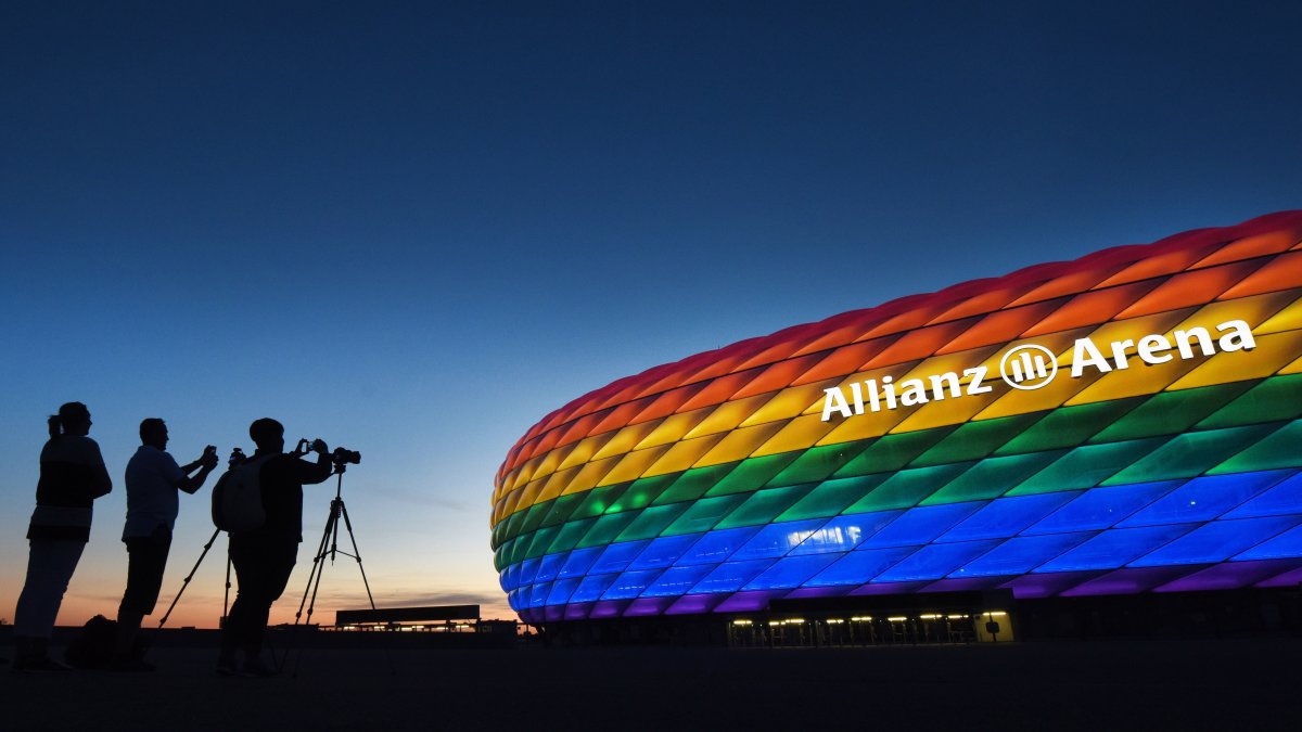Dieter Reiter, alcalde de Múnich, solicitó iluminar el estadio Allianz Arena con los colores del arco iris.
