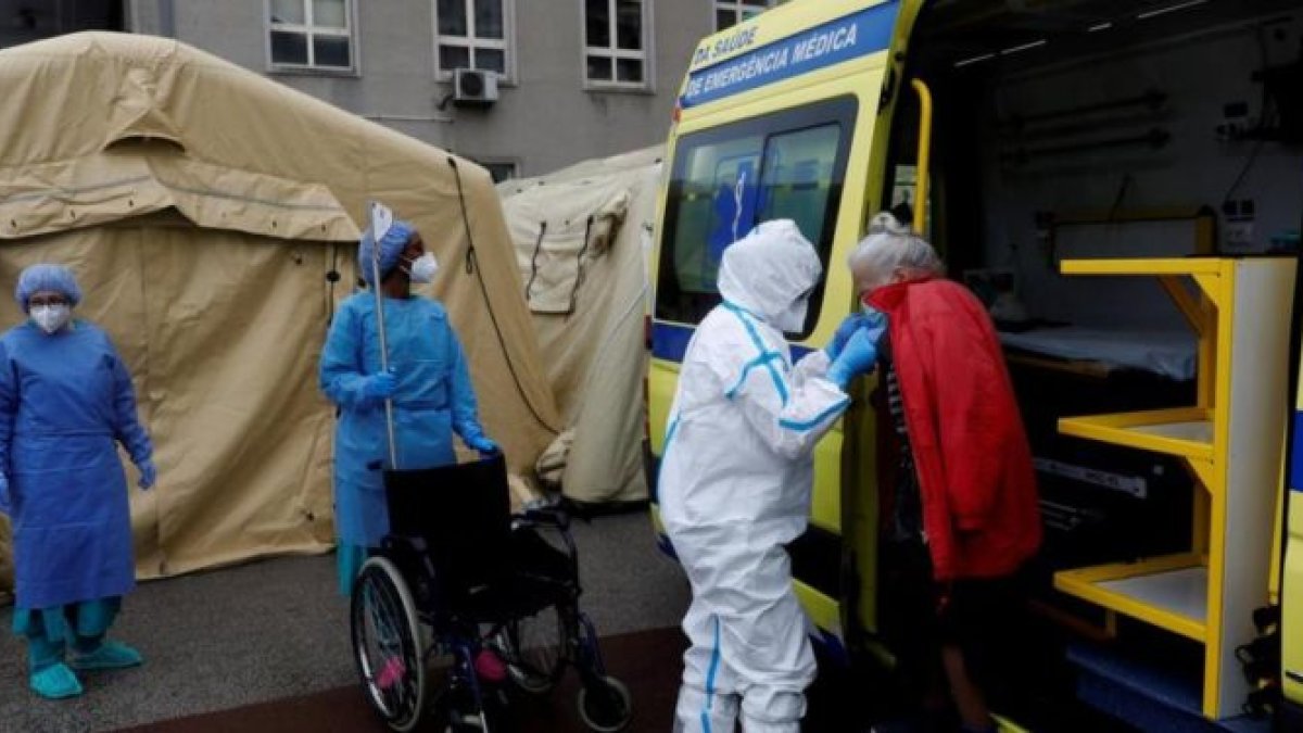 Médicos y paramédicos trabajan incansablemente durante esta emergencia que amenaza con profundizarse en el país europeo.